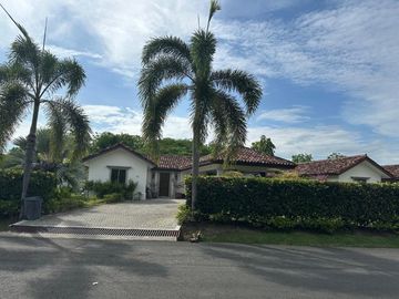 Vive el encanto de Buenaventura: elegancia frente al lago en una sola planta