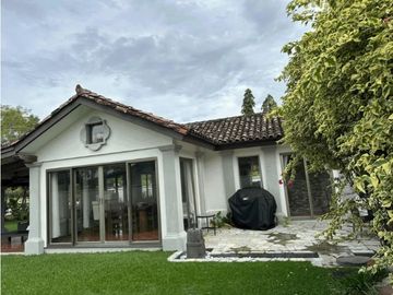 Vive el encanto de Buenaventura: elegancia frente al lago en una sola planta