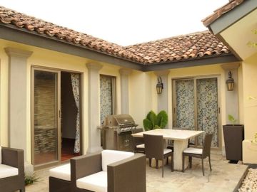 Vive el encanto de Buenaventura: elegancia frente al lago en una sola planta