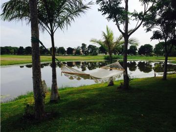 Vive el encanto de Buenaventura: elegancia frente al lago en una sola planta