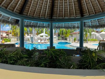 Vive el encanto de Buenaventura: elegancia frente al lago en una sola planta