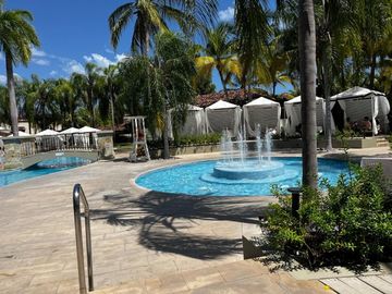 Vive el encanto de Buenaventura: elegancia frente al lago en una sola planta