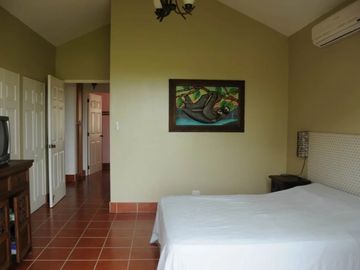 Vive el encanto de Buenaventura: elegancia frente al lago en una sola planta