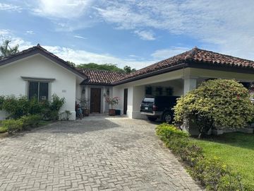 Vive el encanto de Buenaventura: elegancia frente al lago en una sola planta