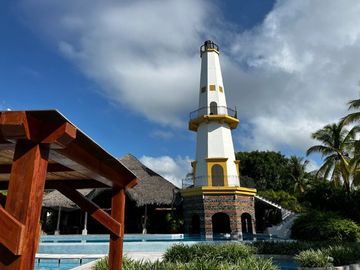 Vive el encanto de Buenaventura: elegancia frente al lago en una sola planta
