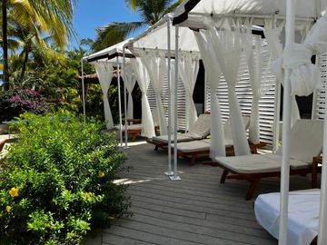 Vive el encanto de Buenaventura: elegancia frente al lago en una sola planta