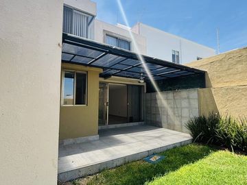 CASA EN RENTA O VENTA CON AMPLIOS ESPACIOS EN JURIQUILLA