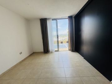 CASA EN RENTA O VENTA CON AMPLIOS ESPACIOS EN JURIQUILLA