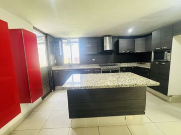 CASA EN RENTA O VENTA CON AMPLIOS ESPACIOS EN JURIQUILLA