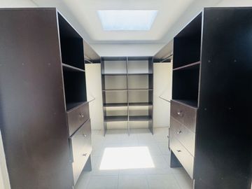 CASA EN RENTA O VENTA CON AMPLIOS ESPACIOS EN JURIQUILLA