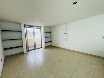 CASA EN RENTA O VENTA CON AMPLIOS ESPACIOS EN JURIQUILLA