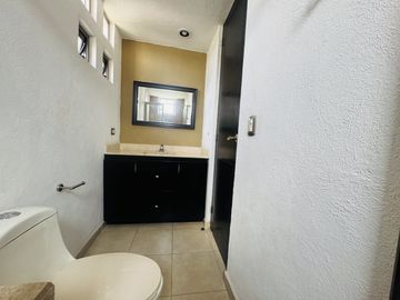 CASA EN RENTA O VENTA CON AMPLIOS ESPACIOS EN JURIQUILLA