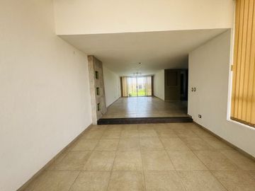 CASA EN RENTA O VENTA CON AMPLIOS ESPACIOS EN JURIQUILLA