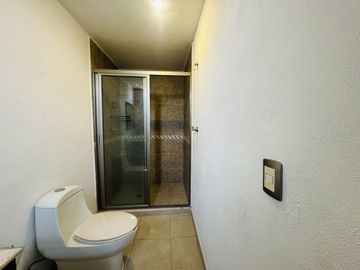 CASA EN RENTA O VENTA CON AMPLIOS ESPACIOS EN JURIQUILLA