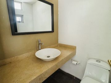 CASA EN RENTA O VENTA CON AMPLIOS ESPACIOS EN JURIQUILLA