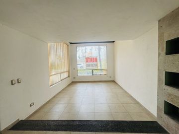 CASA EN RENTA O VENTA CON AMPLIOS ESPACIOS EN JURIQUILLA