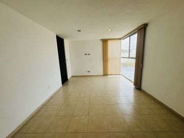 CASA EN RENTA O VENTA CON AMPLIOS ESPACIOS EN JURIQUILLA