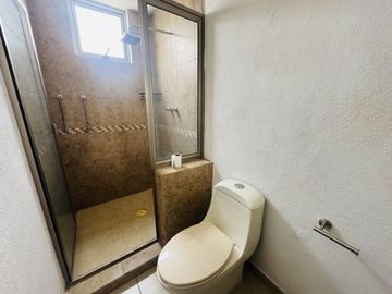 CASA EN RENTA O VENTA CON AMPLIOS ESPACIOS EN JURIQUILLA