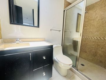 CASA EN RENTA O VENTA CON AMPLIOS ESPACIOS EN JURIQUILLA