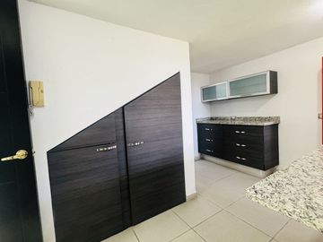 CASA EN RENTA O VENTA CON AMPLIOS ESPACIOS EN JURIQUILLA