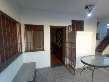 Venta Casa 3 ambientes cochera y patio Ramos Mejia