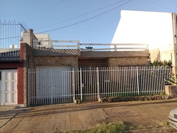 Venta Casa 3 ambientes cochera y patio Ramos Mejia