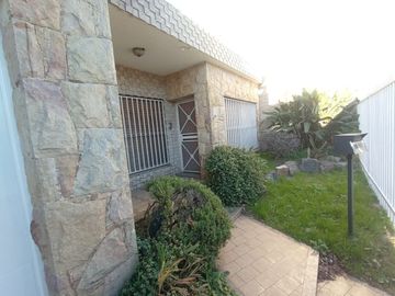Venta Casa 3 ambientes cochera y patio Ramos Mejia