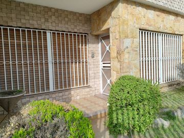 Venta Casa 3 ambientes cochera y patio Ramos Mejia