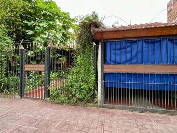 Casa + 2 departamentos en José Marmol