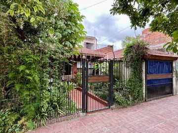 Casa + 2 departamentos en José Marmol