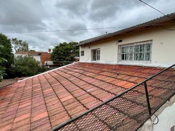 Casa + 2 departamentos en José Marmol