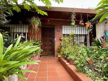 Casa + 2 departamentos en José Marmol
