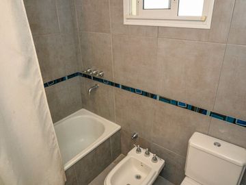 VENTA SEMIPISO DE 2 DORMI y COCHERA CONSTITUYENTES