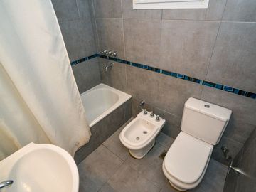 VENTA SEMIPISO DE 2 DORMI y COCHERA CONSTITUYENTES