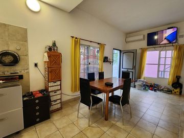 VENTA CASA 3 AMB C/ PATIO EN BERNAL - APTO CREDITO