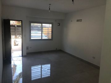 VENTA TRIPLEX 4 AMBIENTES ITUZAINGO