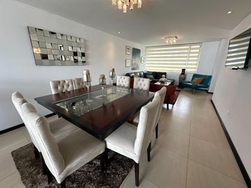 Oportunidad. Venta hermosa Casa en Cumbayá - Urbanización Yanazarapata. SC