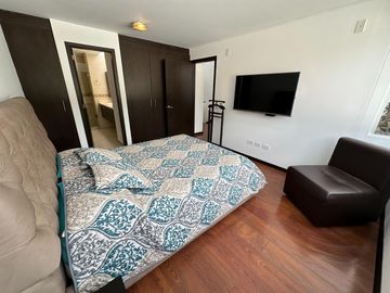 Oportunidad. Venta hermosa Casa en Cumbayá - Urbanización Yanazarapata. SC