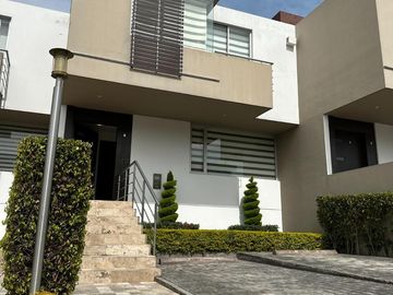 Oportunidad. Venta hermosa Casa en Cumbayá - Urbanización Yanazarapata. SC
