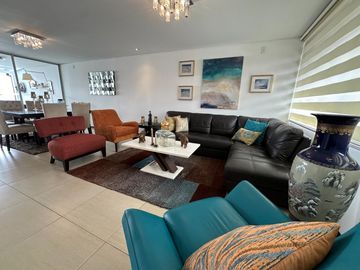 Oportunidad. Venta hermosa Casa en Cumbayá - Urbanización Yanazarapata. SC