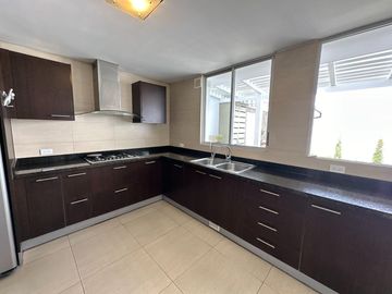 Oportunidad. Venta hermosa Casa en Cumbayá - Urbanización Yanazarapata. SC