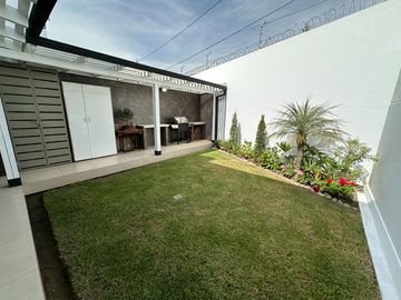 Oportunidad. Venta hermosa Casa en Cumbayá - Urbanización Yanazarapata. SC