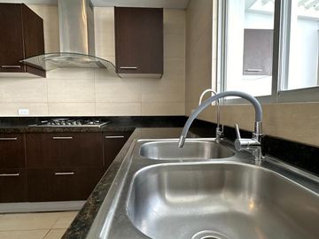 Oportunidad. Venta hermosa Casa en Cumbayá - Urbanización Yanazarapata. SC