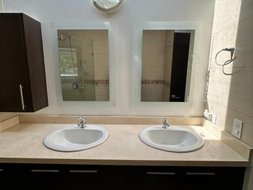 Oportunidad. Venta hermosa Casa en Cumbayá - Urbanización Yanazarapata. SC
