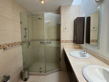 Oportunidad. Venta hermosa Casa en Cumbayá - Urbanización Yanazarapata. SC