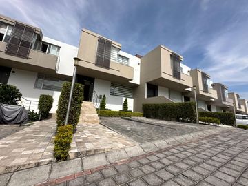 Oportunidad. Venta hermosa Casa en Cumbayá - Urbanización Yanazarapata. SC