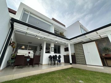 Oportunidad. Venta hermosa Casa en Cumbayá - Urbanización Yanazarapata. SC