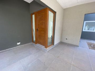 VENTA/PERMUTA - Casa 3 dormitorios con jardin, parrilla y cochera. Apta Crédito - Haras de Funes