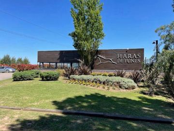 VENTA/PERMUTA - Casa 3 dormitorios con jardin, parrilla y cochera. Apta Crédito - Haras de Funes