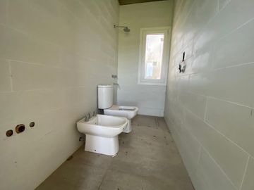 VENTA/PERMUTA - Casa 3 dormitorios con jardin, parrilla y cochera. Apta Crédito - Haras de Funes
